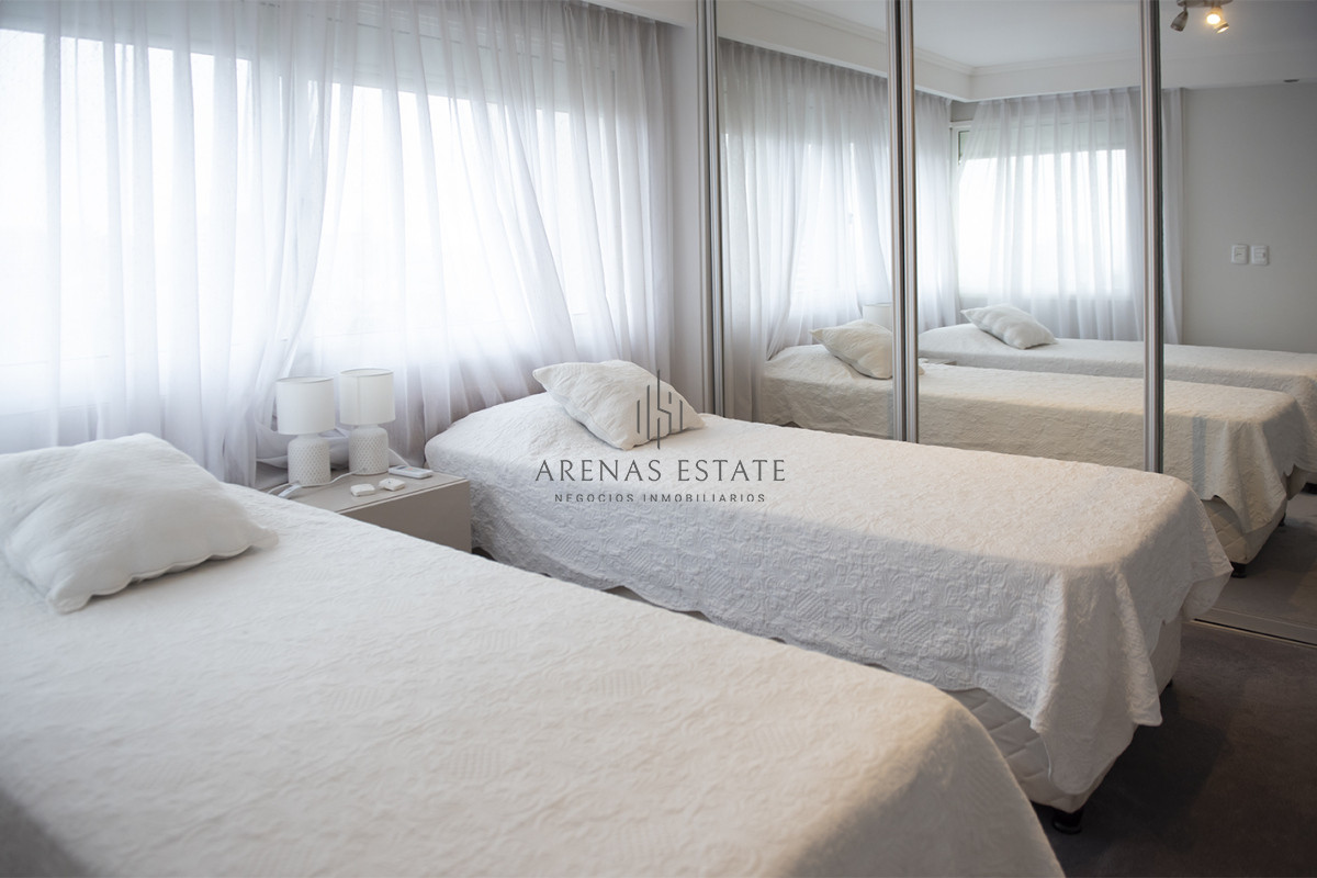 Apartamento ID.3530 - Apartamento en venta  3 dormitorios en Playa Mansa, Punta del Este.
