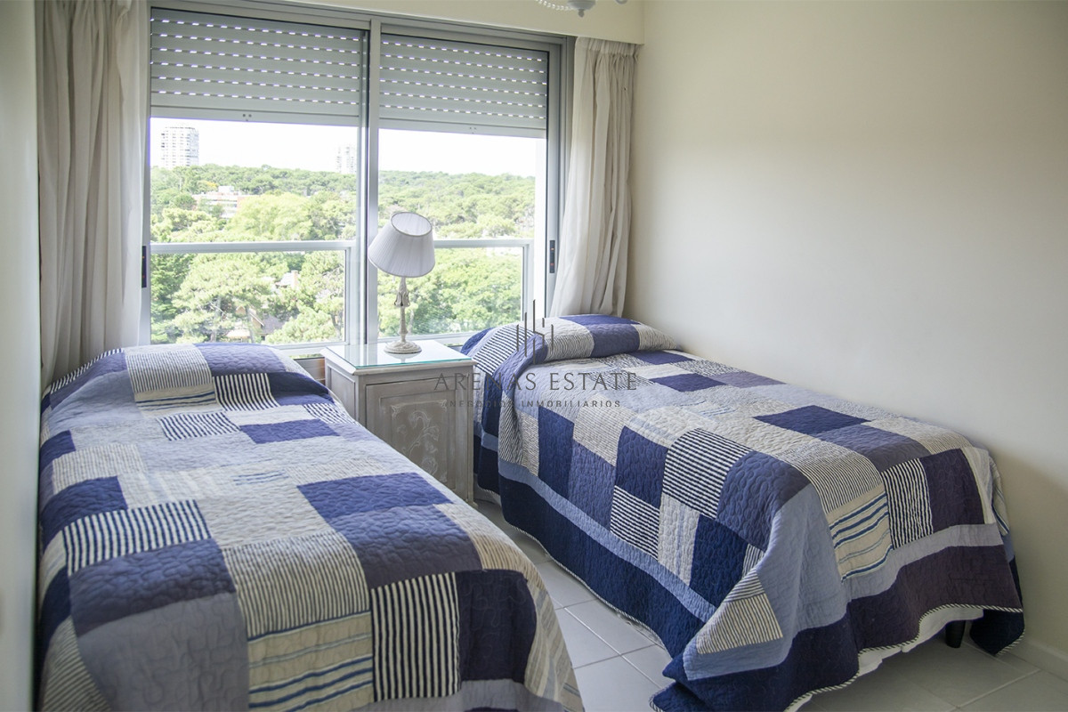 Apartamento ID.2272 - Vende apartamento de 4 dormitorios con 2 cocheras en Lincon Center, Playa Mansa, Punta del Este 