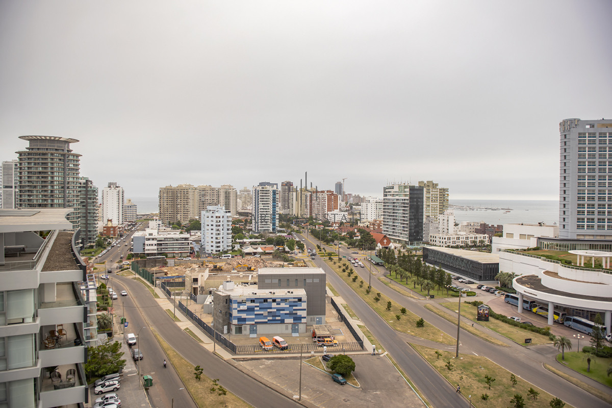 Apartamento ID.3530 - Apartamento en venta  3 dormitorios en Playa Mansa, Punta del Este.