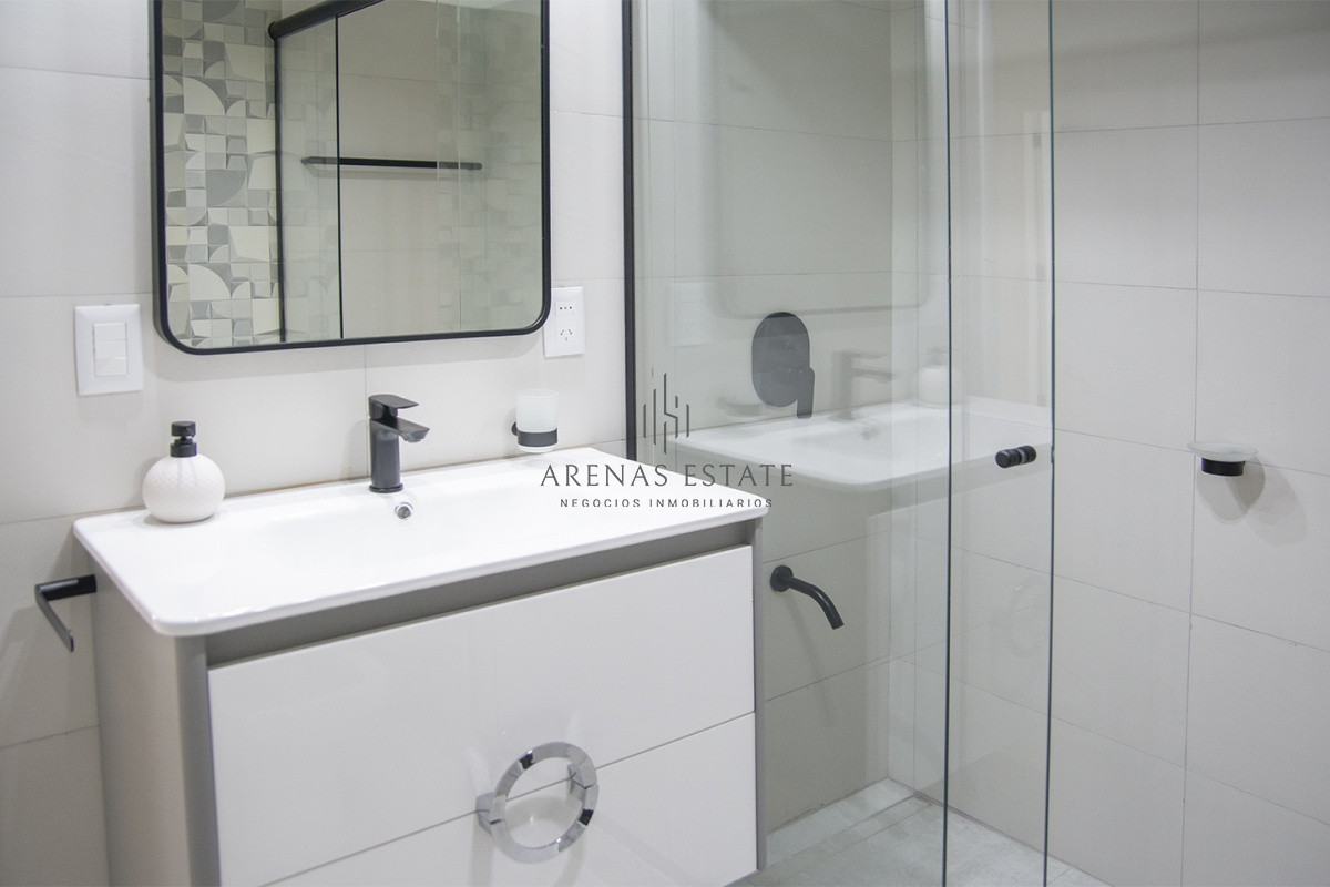 Apartamento ID.2210 - Vende apartamento de 2 dormitorios y medio en Chiverta, Reciclado completo. Punta del Este 