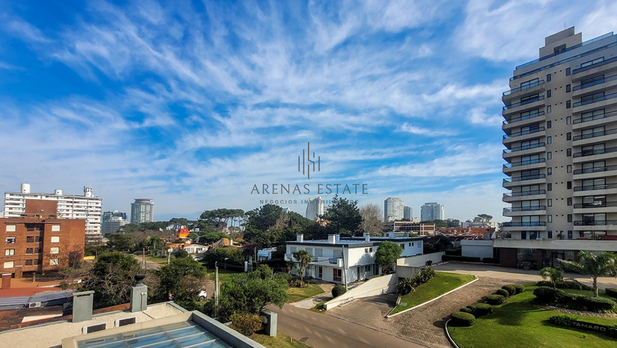 Apartamento ID.3565 - Apartamento de 2 dormitorios en venta en Punta del Este, Edif. Chronos