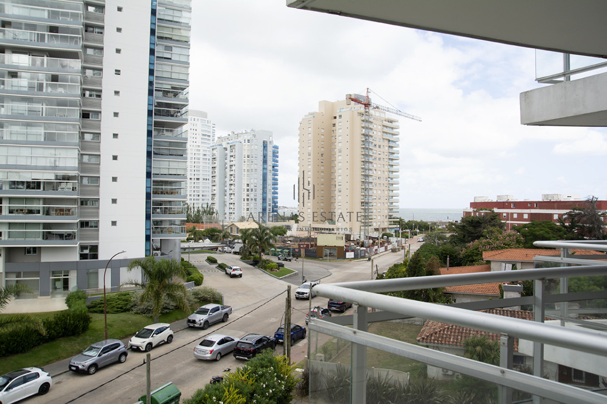 Apartamento ID.4370 - Apartamento de 3 Dormitorios en Playa Mansa en venta  - A Pasos del Mar