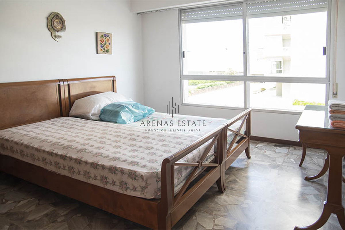 Apartamento ID.2066 - Departamento en primera línea de playa Mansa, con hermosa vista.