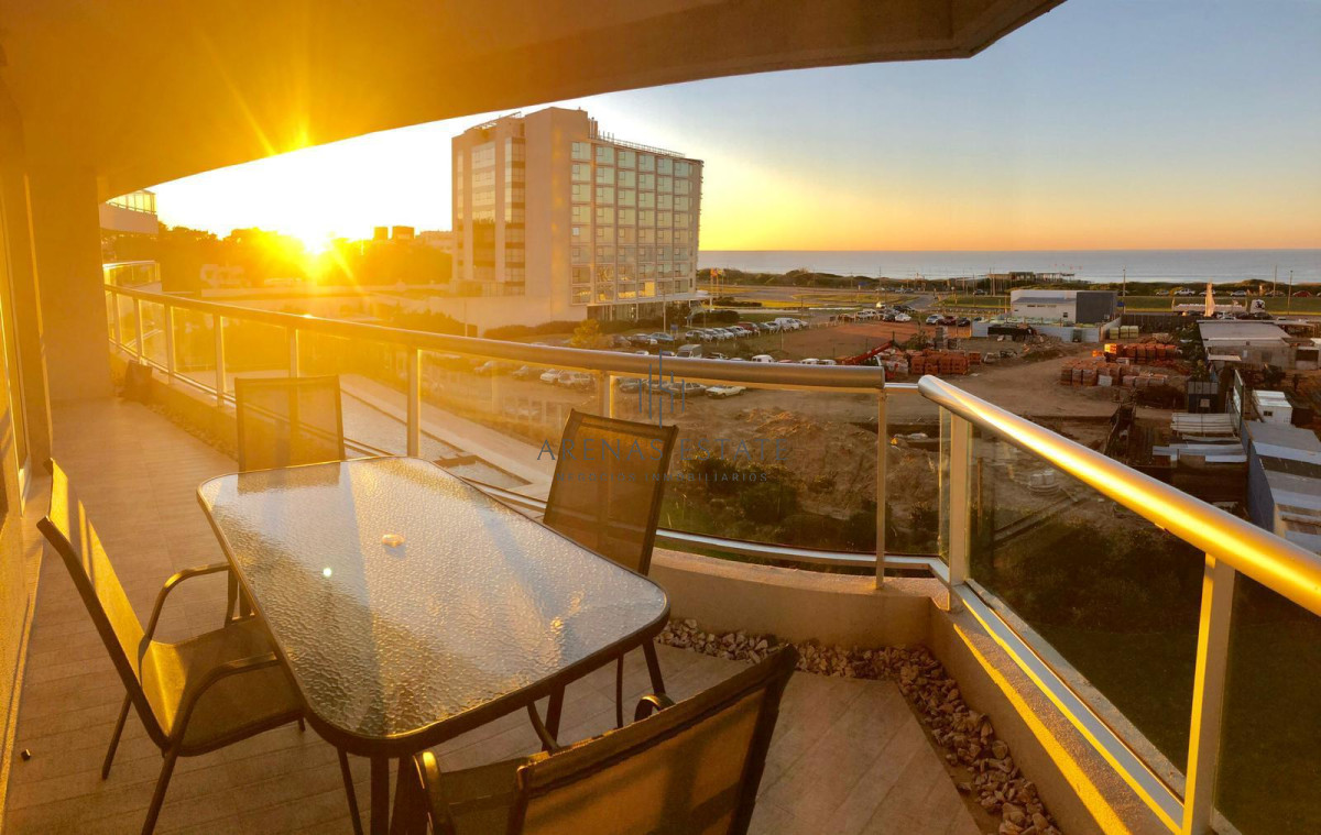 Apartamento ID.2060 - Apartamento de 3 dormitorios con parrillero en venta a pasos del mar. 