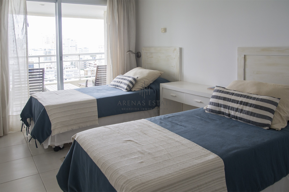 Apartamento ID.2653 - Vende apartamento de 3 dormitorios + dependencia , en brava , Punta del Este 