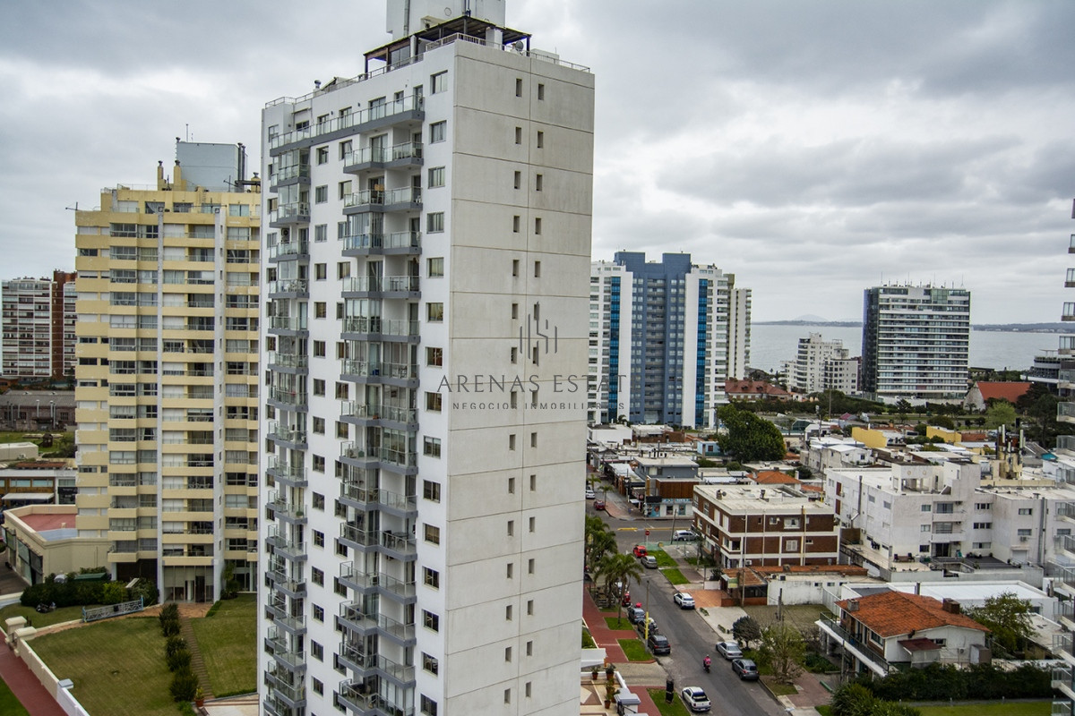 Apartamento ID.2832 - Apartamento en Venta de 3 dormitorios en parada 2 de playa brava, cerca de servicios en Punta del Este 