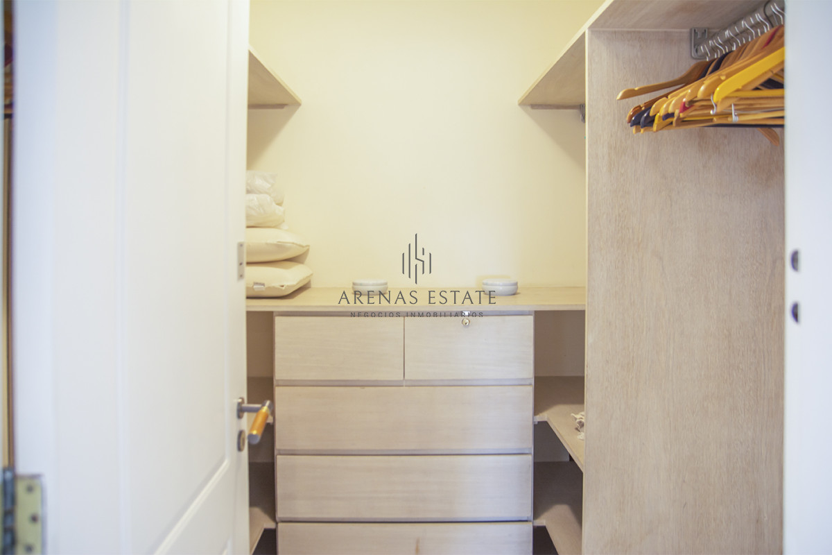 Apartamento ID.2272 - Vende apartamento de 4 dormitorios con 2 cocheras en Lincon Center, Playa Mansa, Punta del Este 