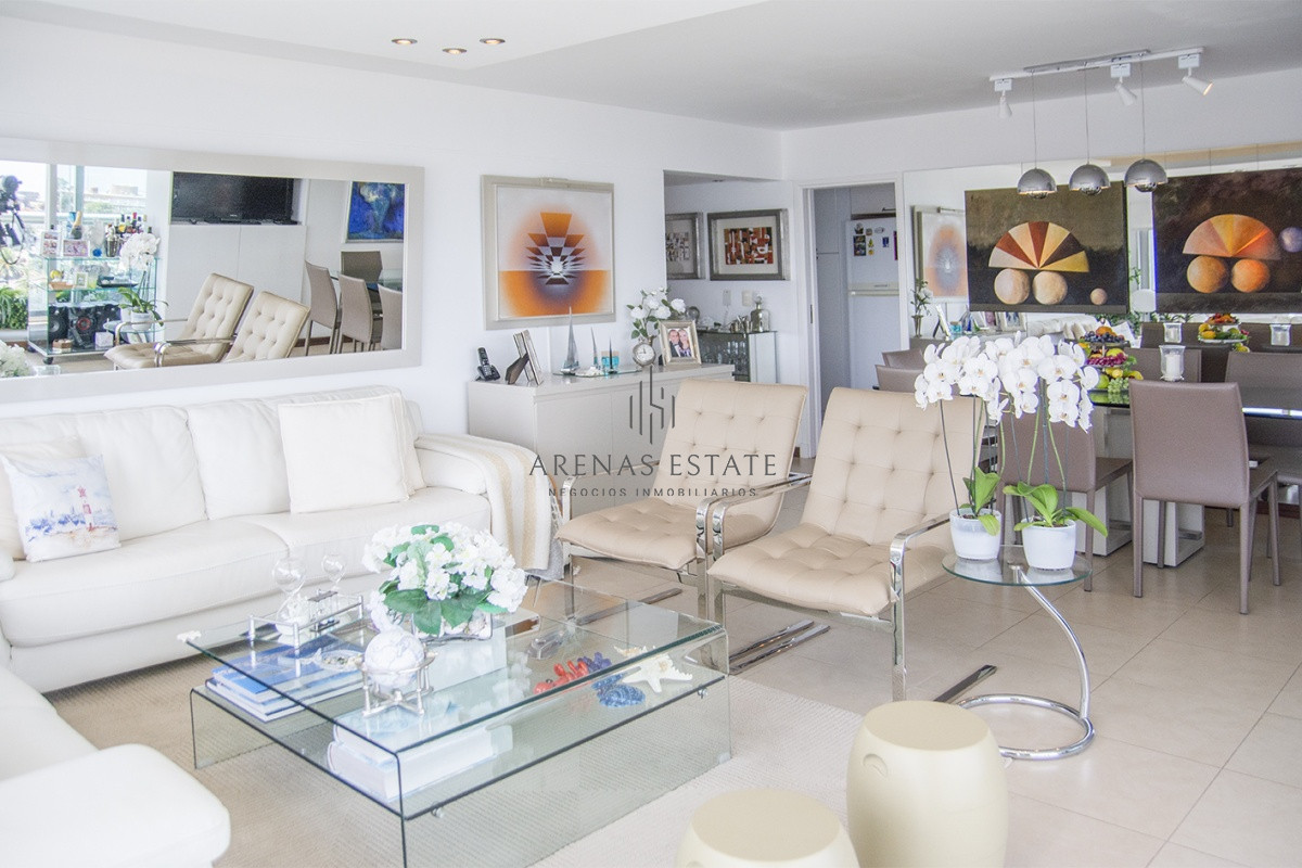 Apartamento ID.2211 - Hermoso departamento de 3 dormitorios a la venta, a pasos del mar