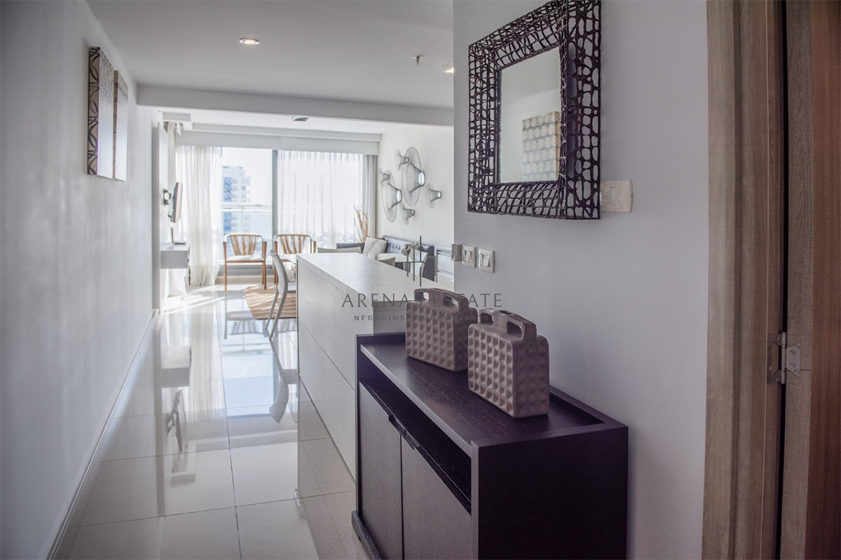 Apartamento ID.3098 - Piso alto con vista panoramica, 1 dormitorio y medio en venta. Punta del Este