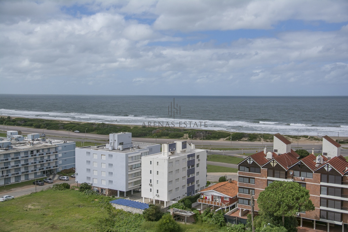 Apartamento ID.2653 - Vende apartamento de 3 dormitorios + dependencia , en brava , Punta del Este 