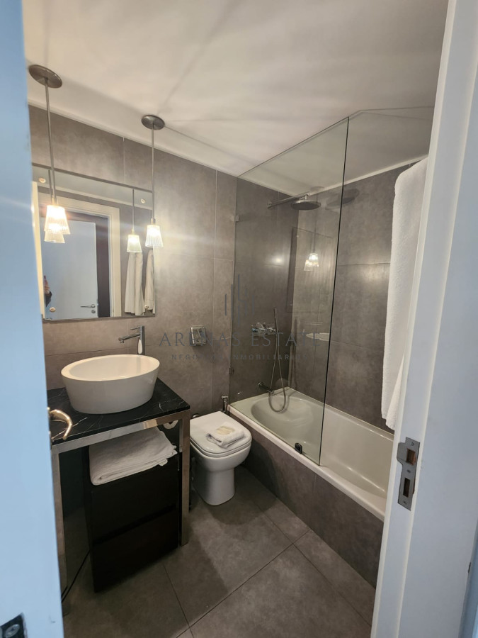 Apartamento ID.1386 - En torre con estilo unico, a pasos de Punta Shoping 1 dormitorio y medio en venta. Torre Yoo