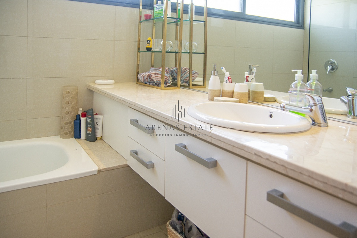 Apartamento ID.3477 - Hermoso departamento en venta, 3 dormitorios + dep. Frente al mar. 