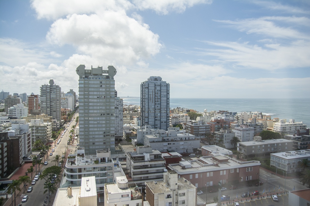 Apartamento ID.2211 - Hermoso departamento de 3 dormitorios a la venta, a pasos del mar