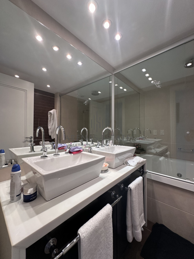 Apartamento ID.3540 - Vende apartamento esquinero de 3 dormitorios en Imperiale, Punta del Este