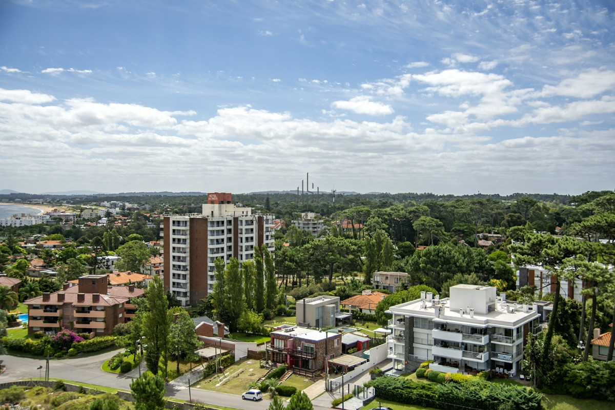 Apartamento ID.2272 - Vende apartamento de 4 dormitorios con 2 cocheras en Lincon Center, Playa Mansa, Punta del Este 