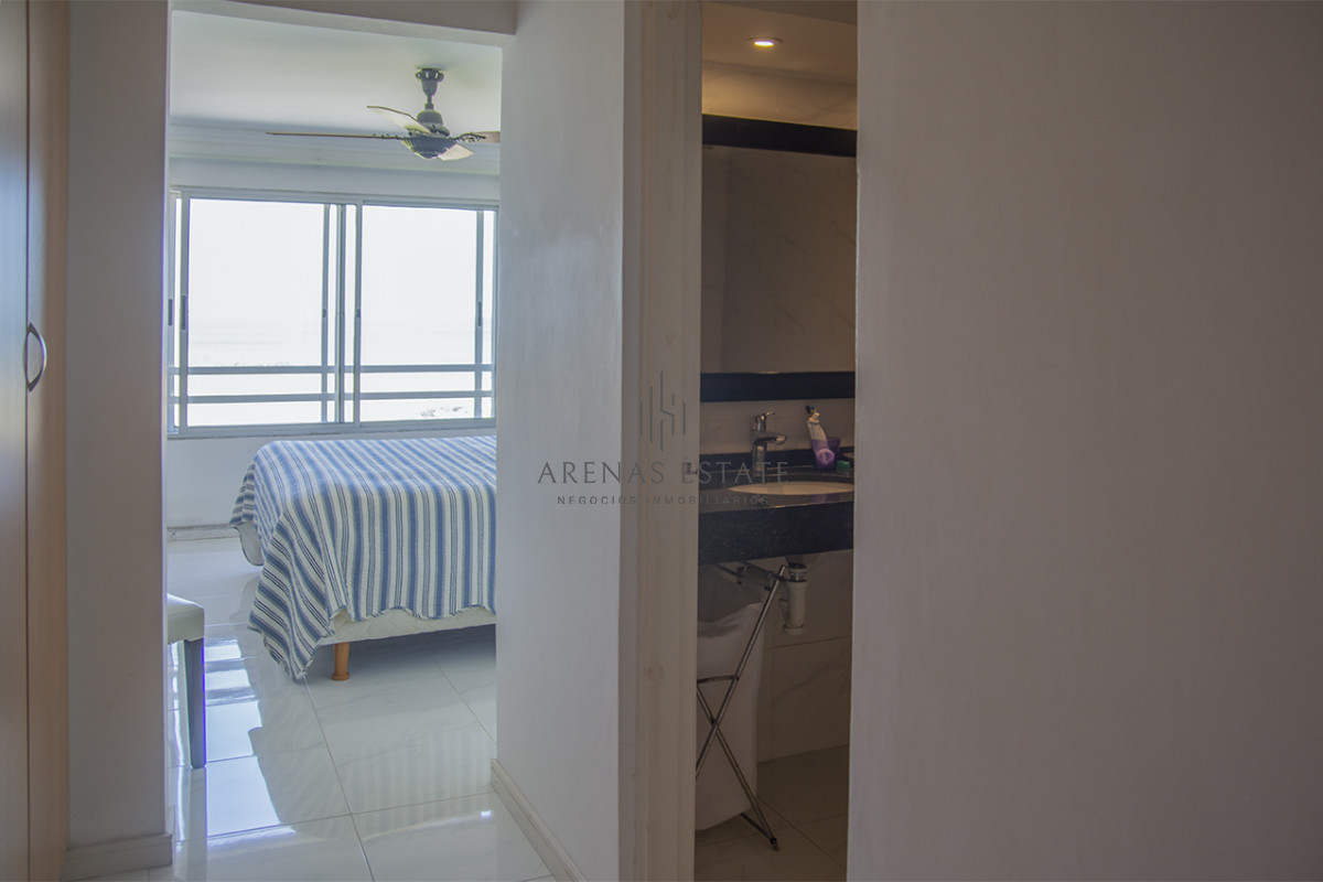 Apartamento ID.2044 - Apartamento en venta frente al mar, de 3 dormitorios en Punta del Este 