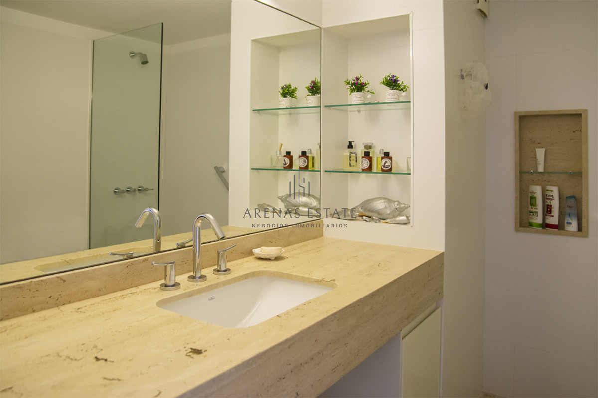 Apartamento ID.3155 - Departamento de 2 dormitorios en Torre emblematica frente al mar.