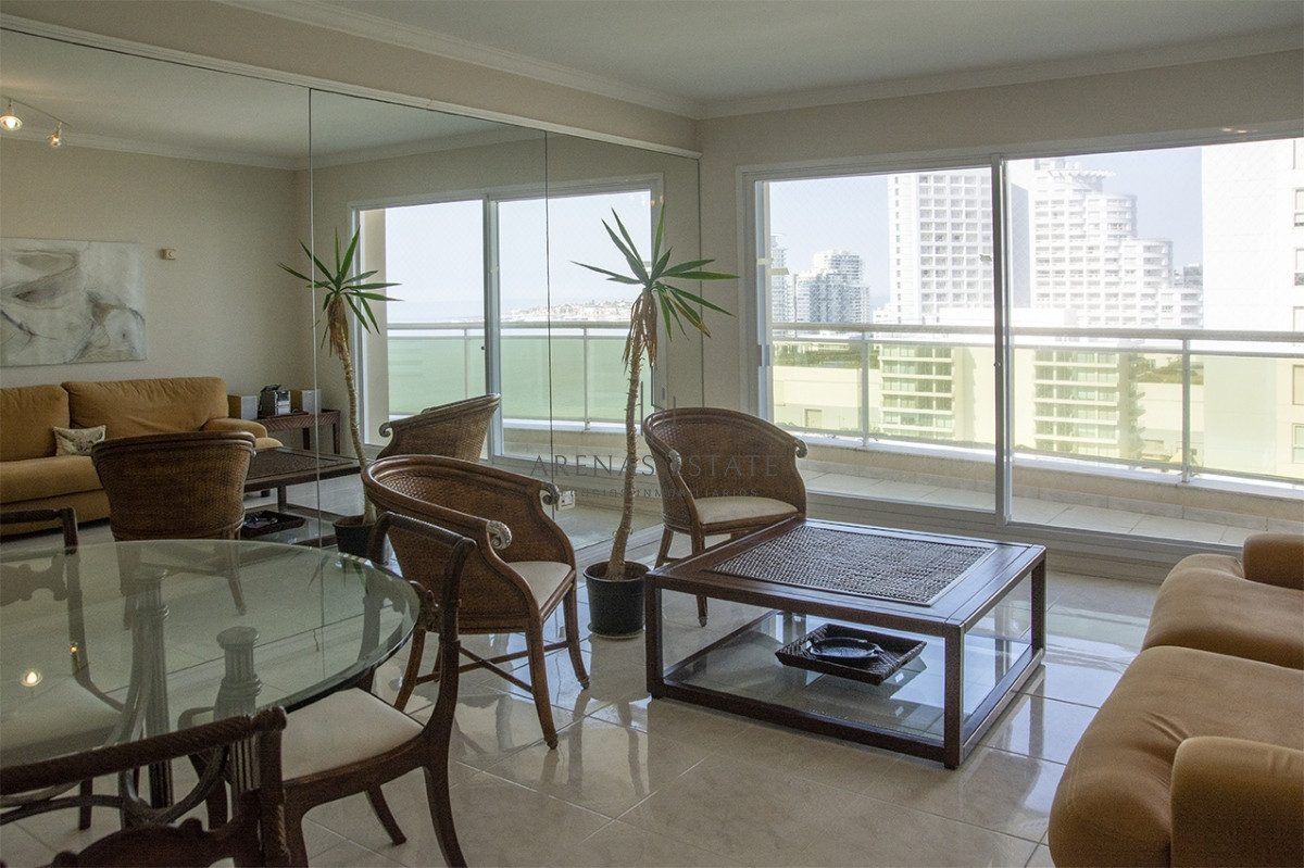 Apartamento ID.2051 - Departamento de 3 dormitorios en venta frente a Playa Mansa, Coral Tower