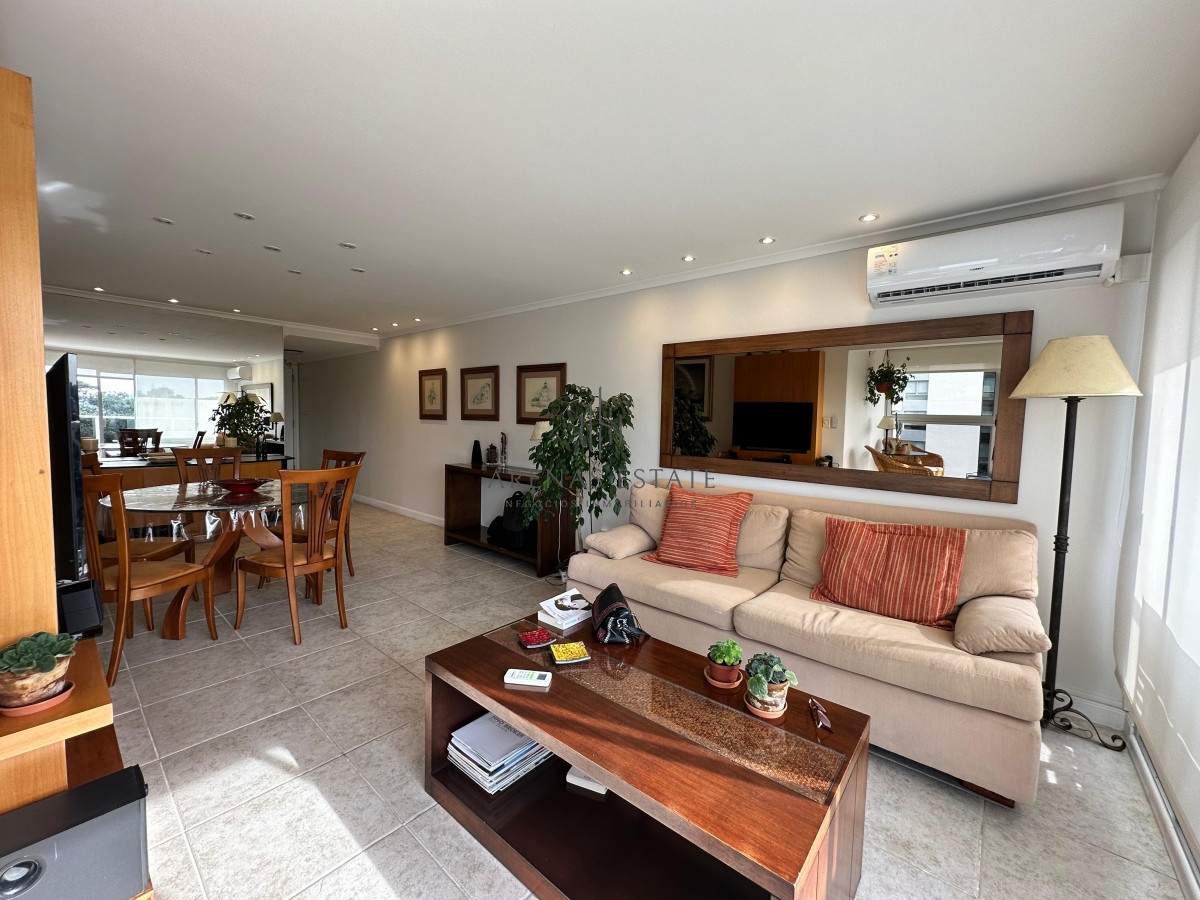 Apartamento ID.2706 - Apartamento de 2 dormitorios y medio en Playa Brava , Punta del este 