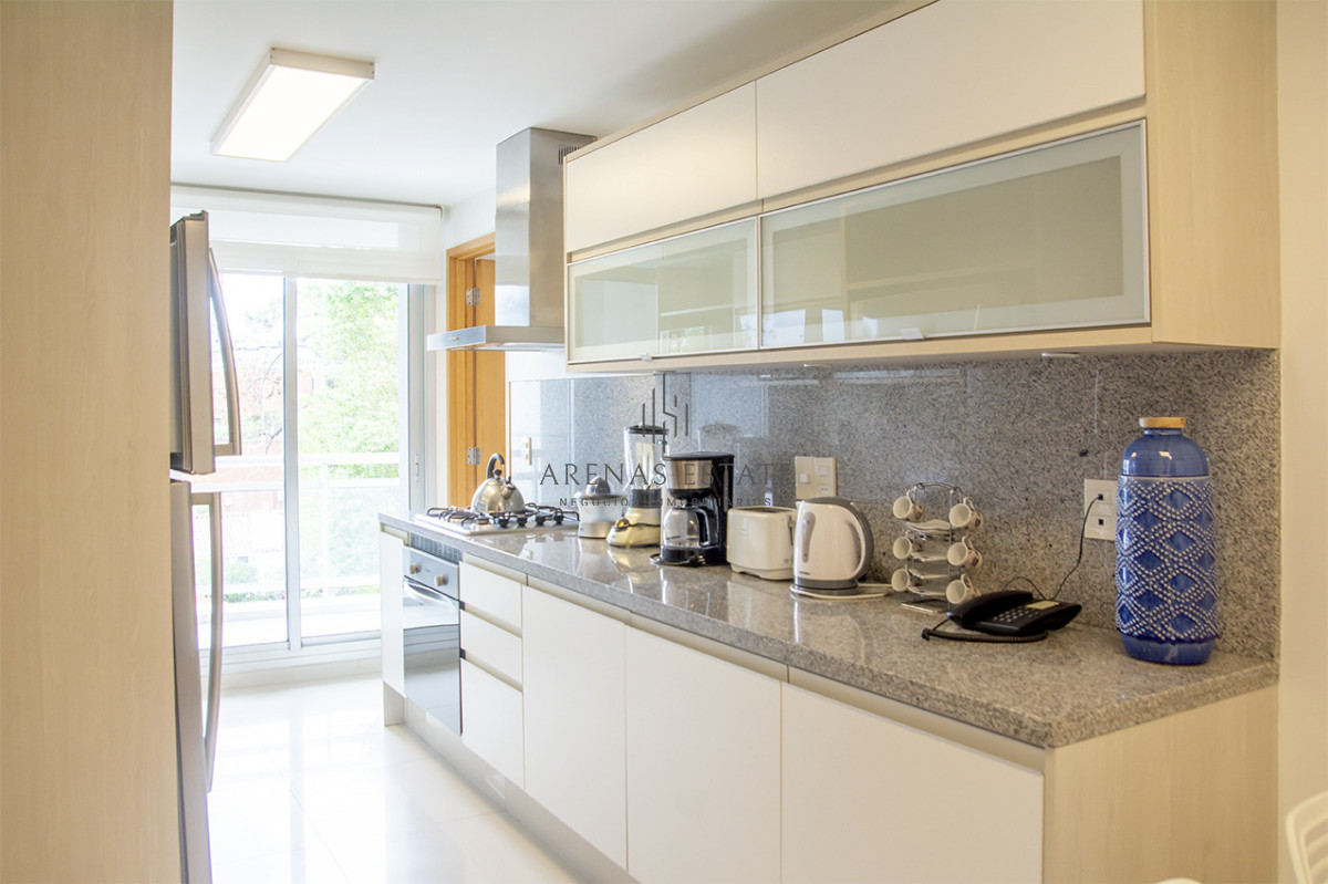 Apartamento ID.4370 - Apartamento de 3 Dormitorios en Playa Mansa en venta  - A Pasos del Mar