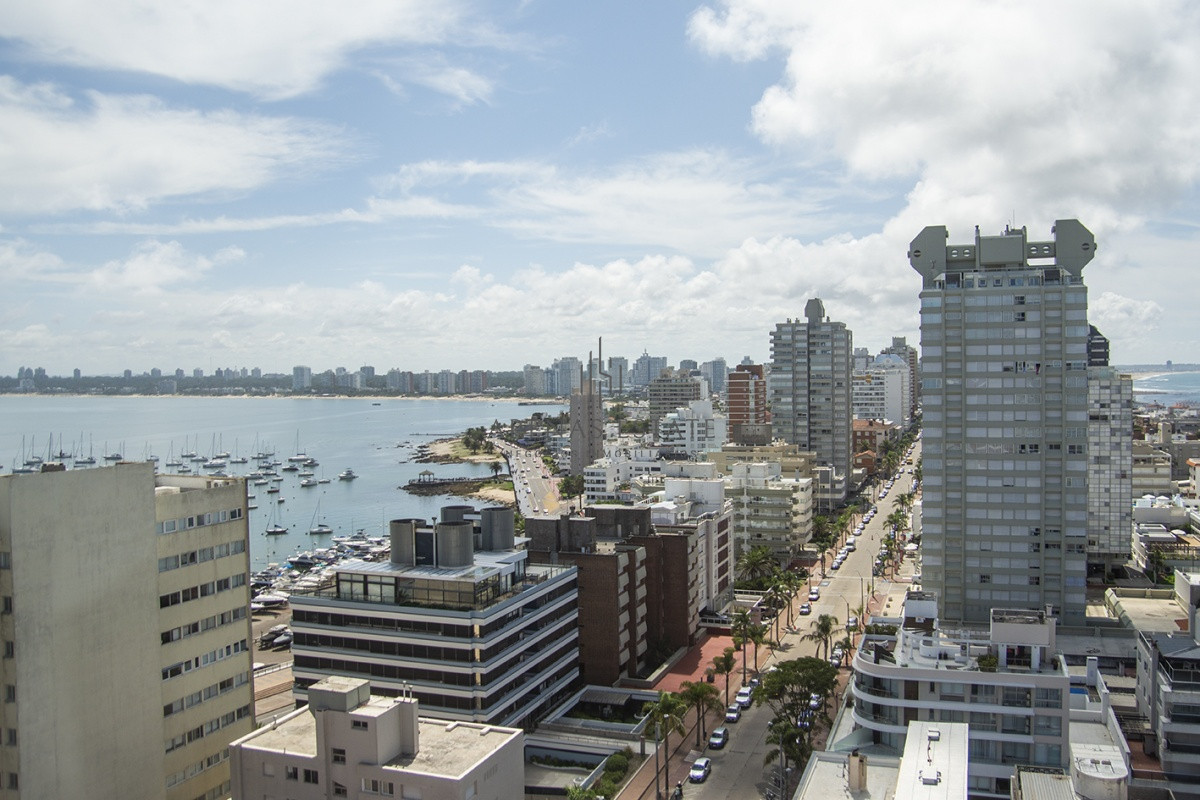 Apartamento ID.2211 - Hermoso departamento de 3 dormitorios a la venta, a pasos del mar