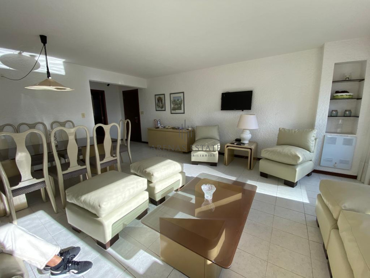 Apartamento ID.3789 - Vende Apartamento de 3 dormitorios en Brava, Excelente edificio.