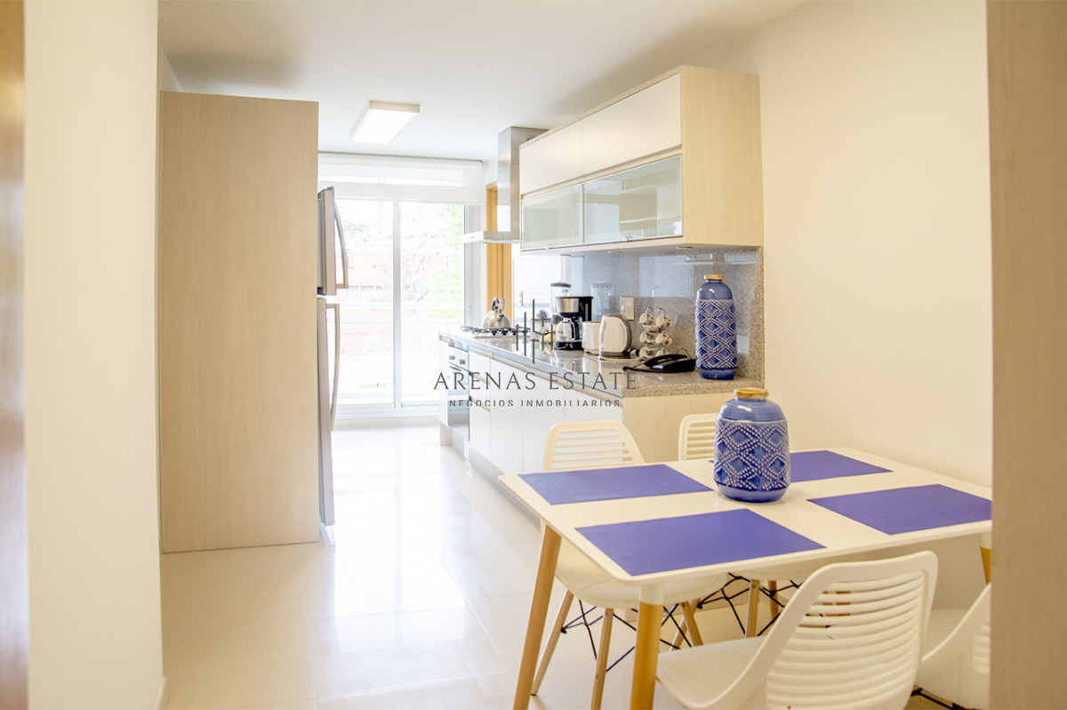 Apartamento ID.4370 - Apartamento de 3 Dormitorios en Playa Mansa en venta  - A Pasos del Mar