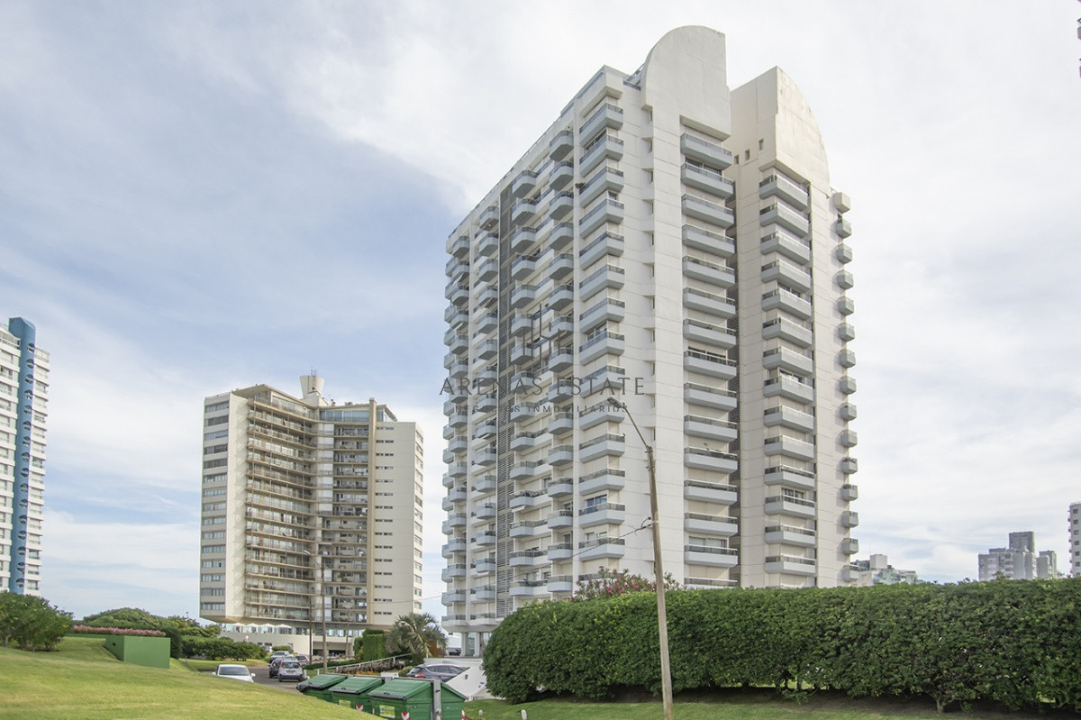 Apartamento ID.3885 - Espectacular Penthouse en venta a pasos del mar. 3 dormitorios + dependencia. Playa Brava.