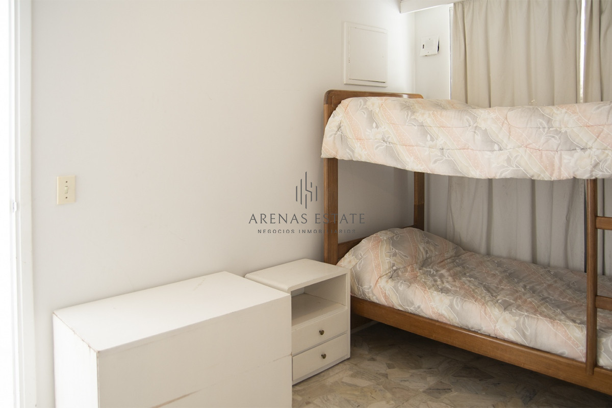 Apartamento ID.2056 - Se vende Hermoso Penthouse frente al mar de 3 dormitorios con barbacoa, Playa Mansa, Punta del Este