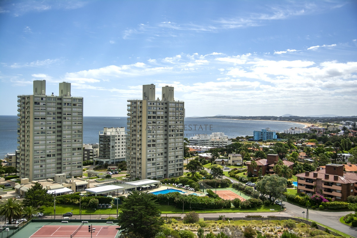 Apartamento ID.2272 - Vende apartamento de 4 dormitorios con 2 cocheras en Lincon Center, Playa Mansa, Punta del Este 
