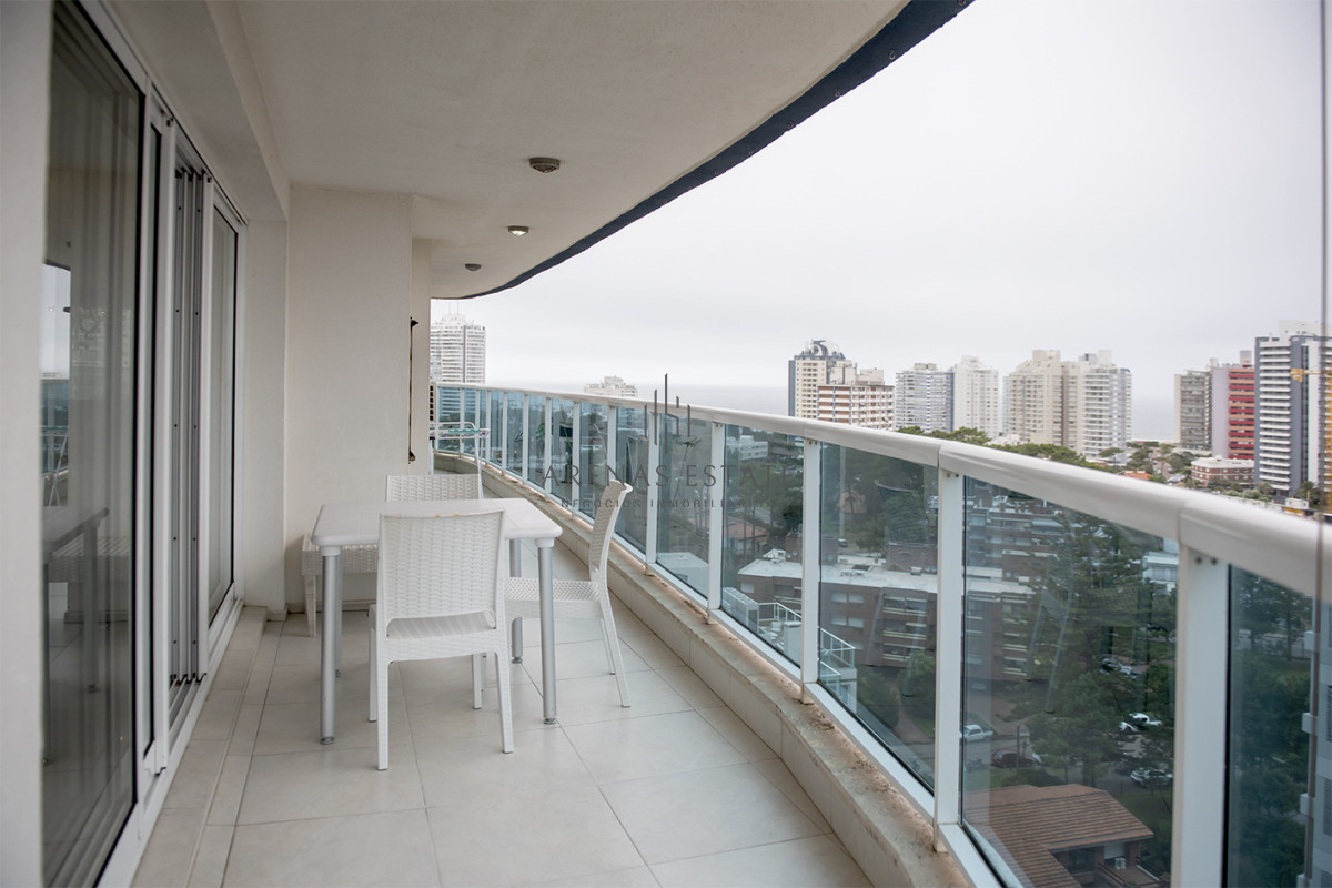 Apartamento ID.3530 - Apartamento en venta  3 dormitorios en Playa Mansa, Punta del Este.