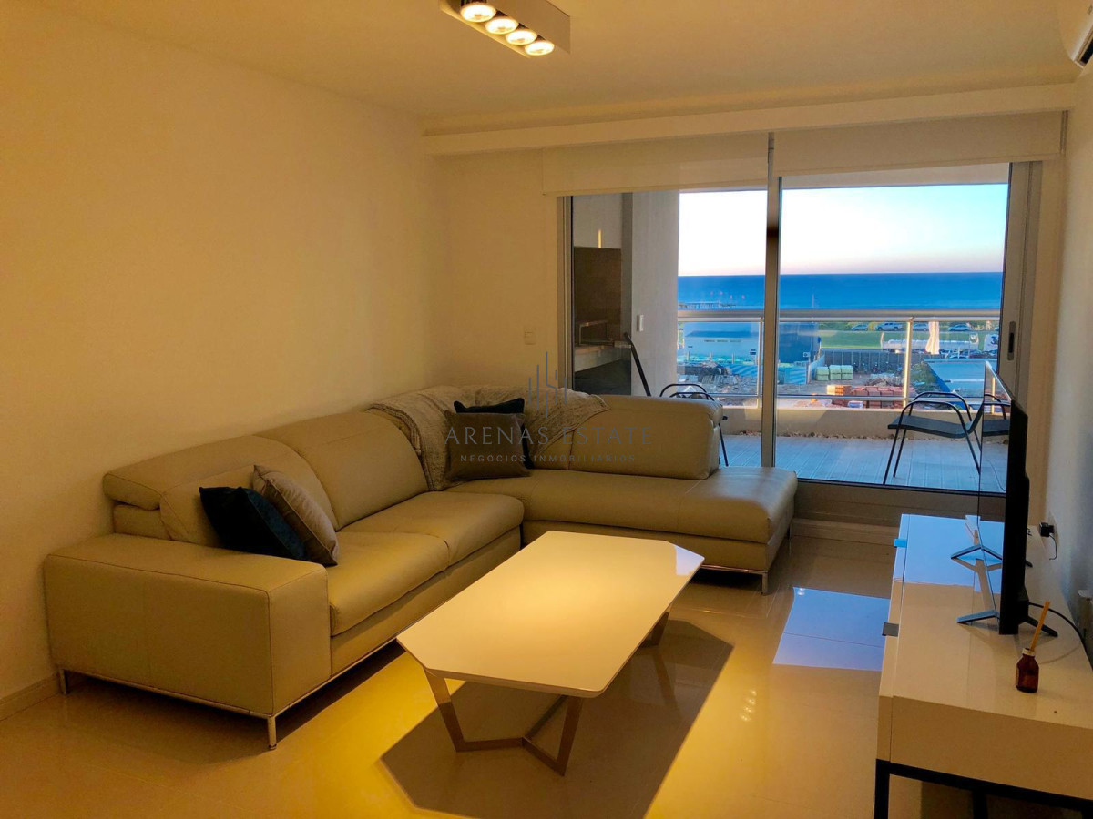 Apartamento ID.2060 - Apartamento de 3 dormitorios con parrillero en venta a pasos del mar. 