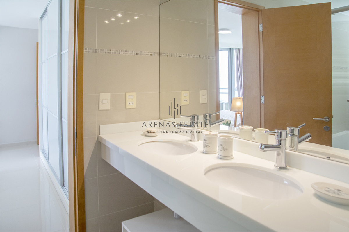 Apartamento ID.4370 - Apartamento de 3 Dormitorios en Playa Mansa en venta  - A Pasos del Mar