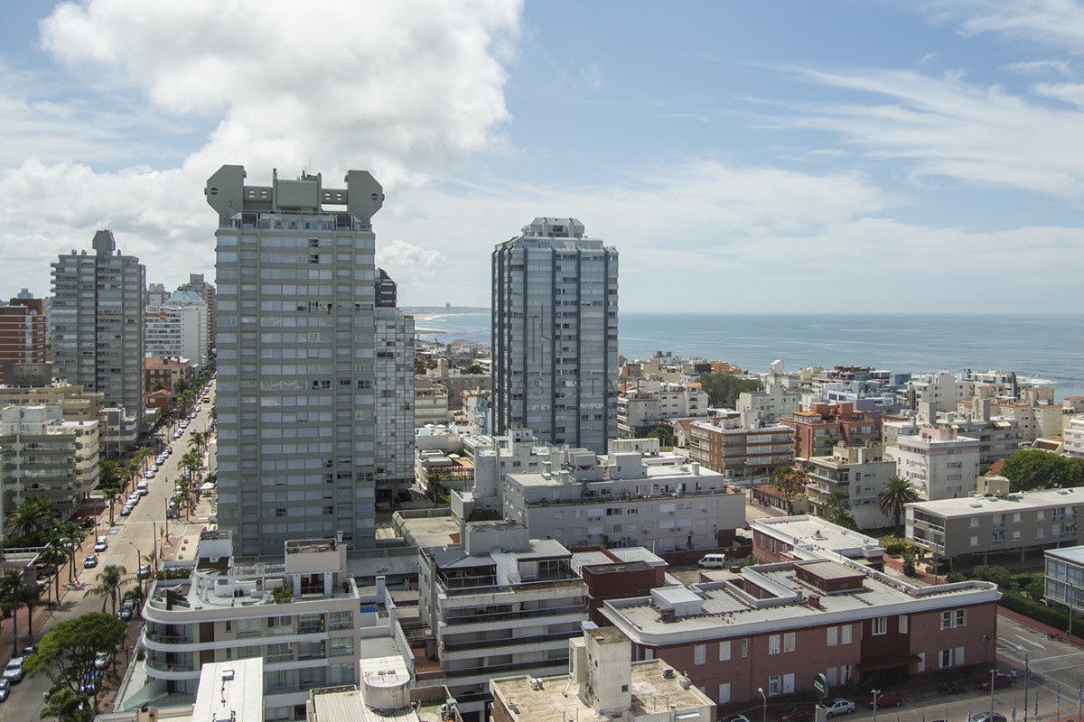 Apartamento ID.2211 - Hermoso departamento de 3 dormitorios a la venta, a pasos del mar