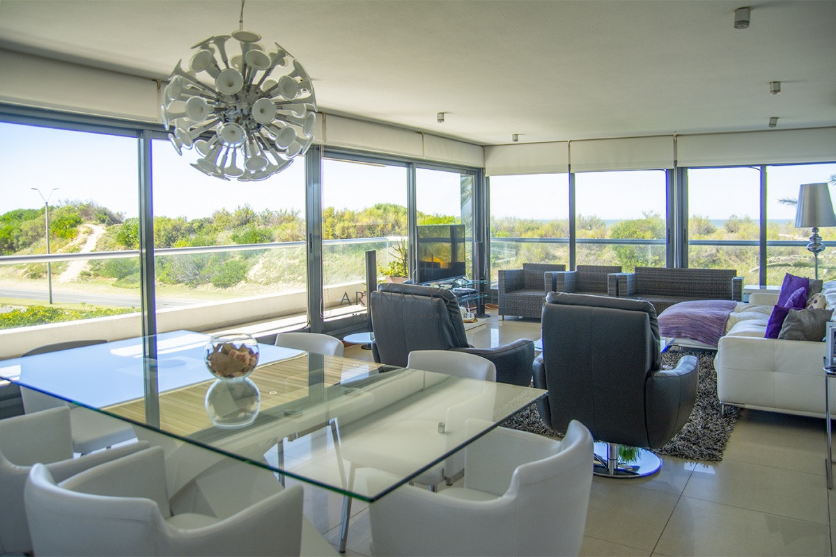 Apartamento ID.3477 - Hermoso departamento en venta, 3 dormitorios + dep. Frente al mar. 
