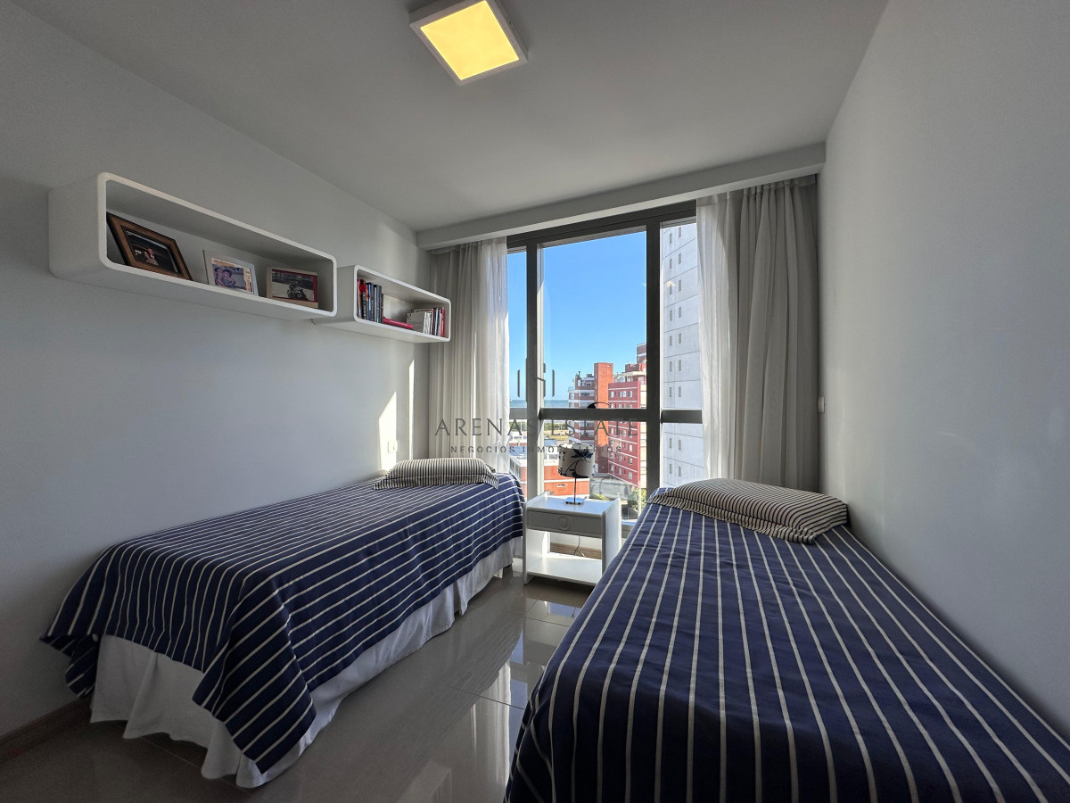 Apartamento ID.3283 - Vende departamento de 2 dormitorios finamente decorado en Torre Onix, Punta del Este