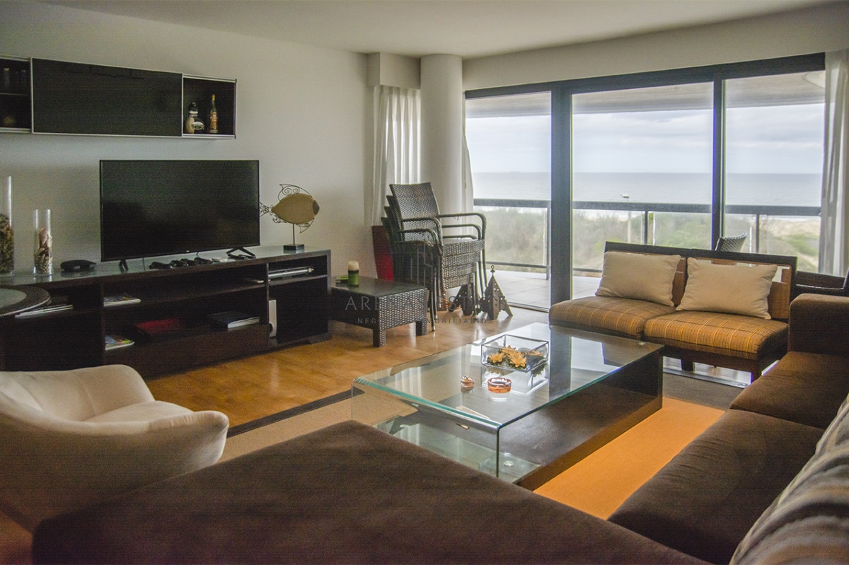 Apartamento ID.2050 - Penthouse en venta muy cómodo e iluminado. 4 dormitorios + dep. 