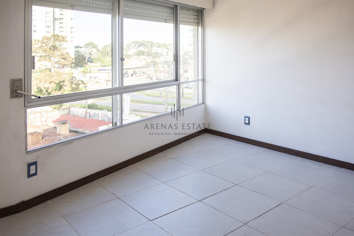 Apartamento ID.2885 - Apartamento en Venta de 2 dormitorios en Av. Roosevelt , Punta del este  