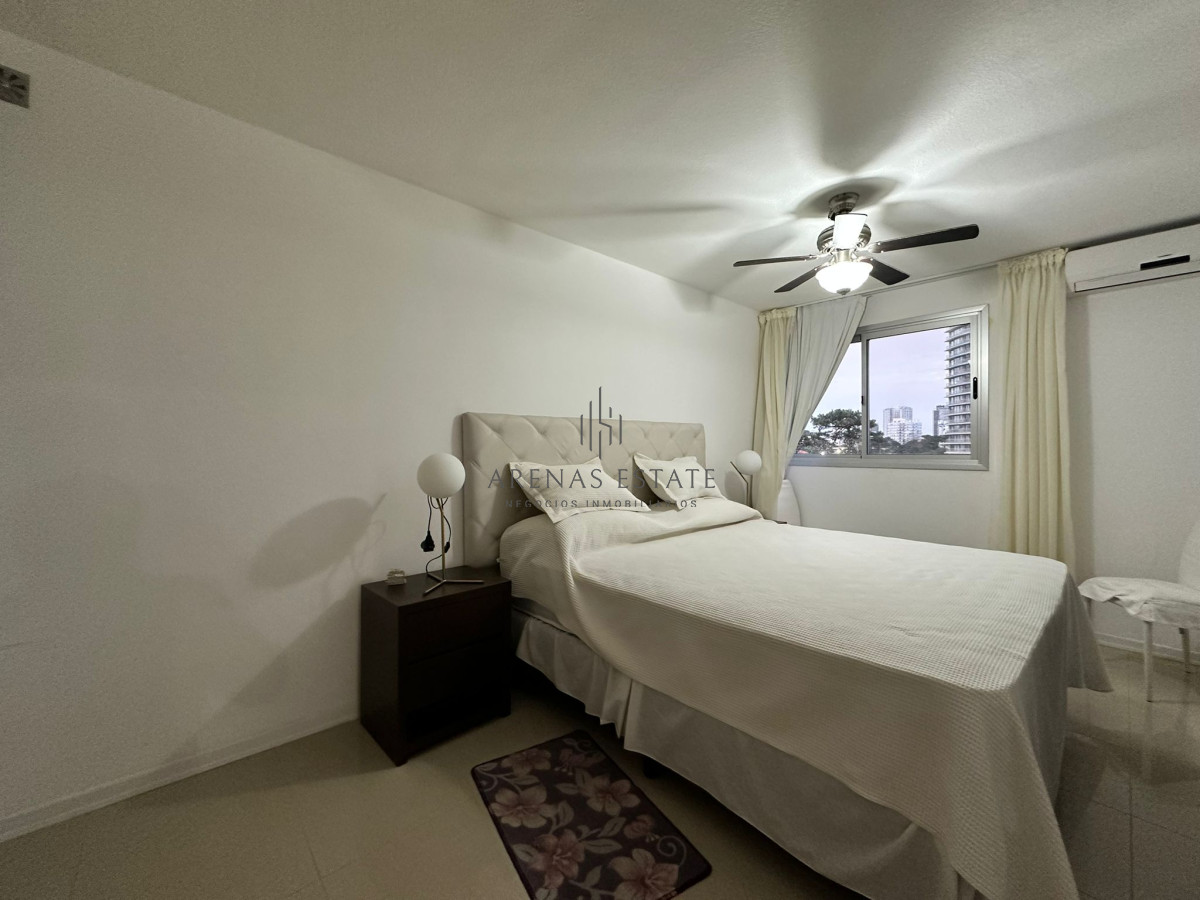 Apartamento ID.2603 - Oportunidad. Vende apartamento de 2 dormitorios con azotea y parrillero, Punta del Este 