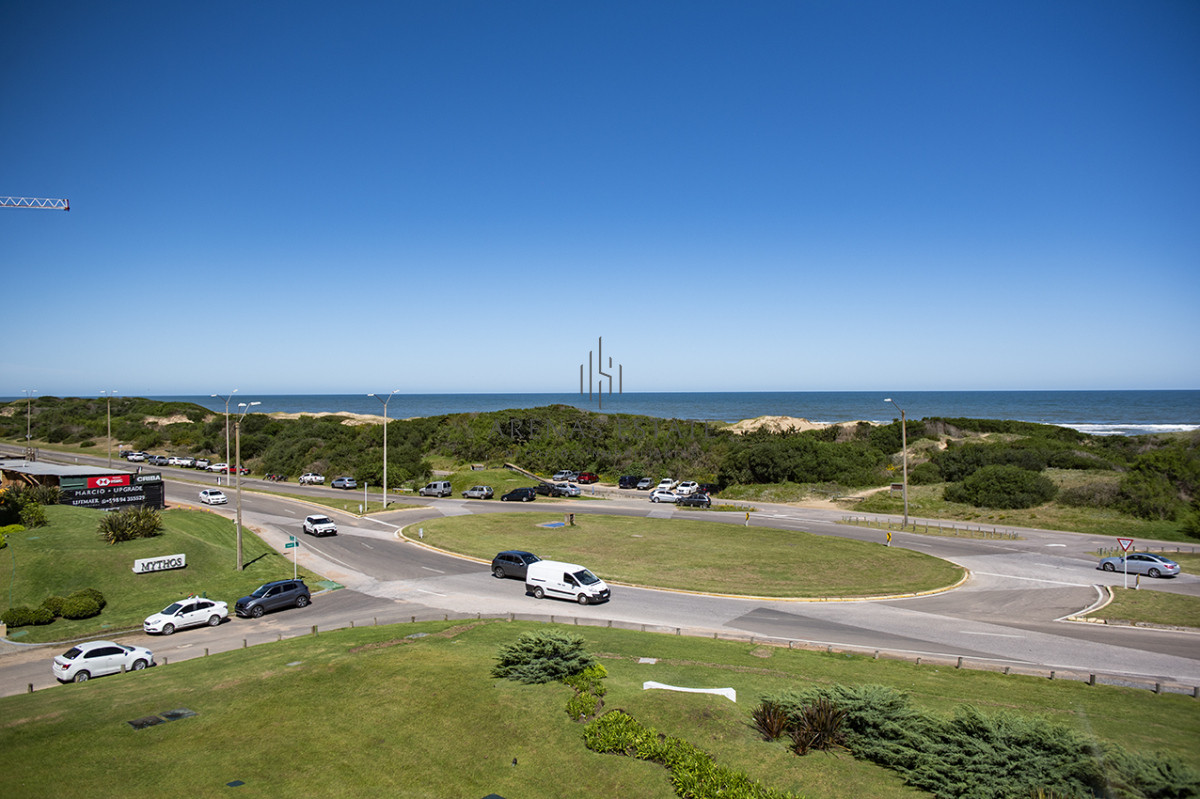Apartamento ID.2052 - Penthouse frente al mar en venta en Blue Bird, 3 dormitorios en suite. Punta del este