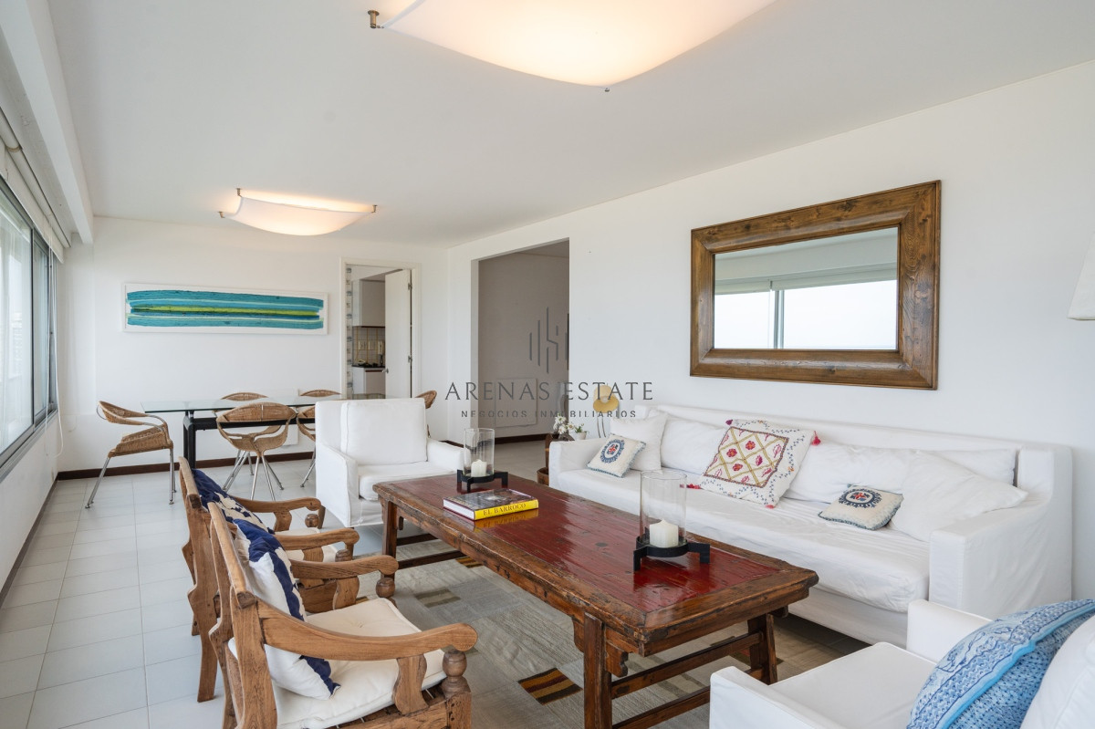 Apartamento ID.3798 - Apartamento en Venta de 3 dormitorios Frente al Mar en Playa Brava , Punta del este 