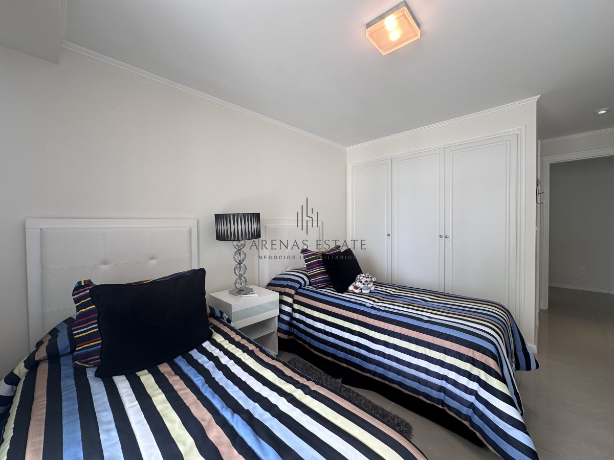 Apartamento ID.3540 - Vende apartamento esquinero de 3 dormitorios en Imperiale, Punta del Este