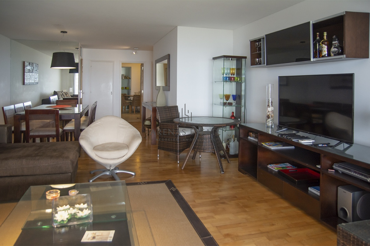 Apartamento ID.2050 - Penthouse en venta muy cómodo e iluminado. 4 dormitorios + dep. 