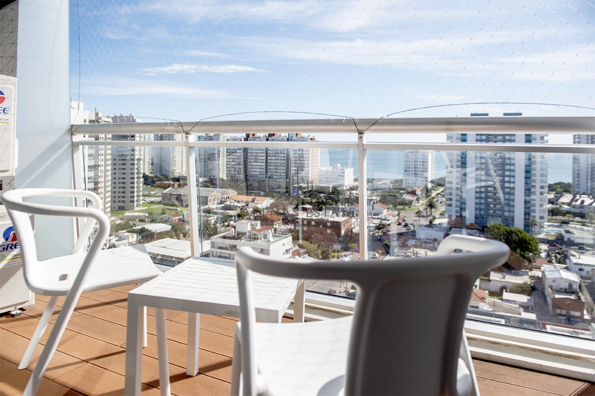 Apartamento ID.3098 - Piso alto con vista panoramica, 1 dormitorio y medio en venta. Punta del Este