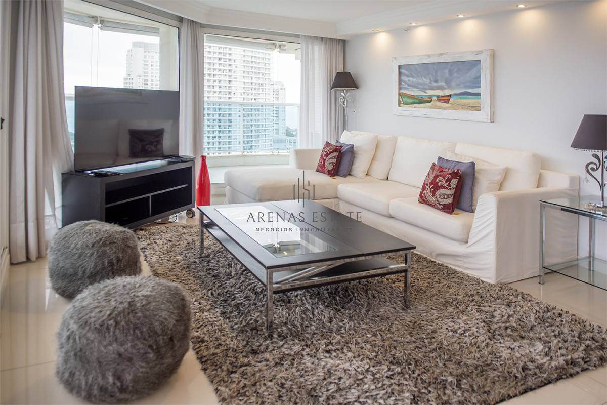 Apartamento ID.3530 - Apartamento en venta  3 dormitorios en Playa Mansa, Punta del Este.