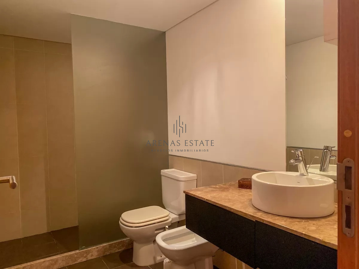 Apartamento ID.3806 - Vende impecable departamento, comodo e iluminado de 3 dormitorios en Peninsula..
