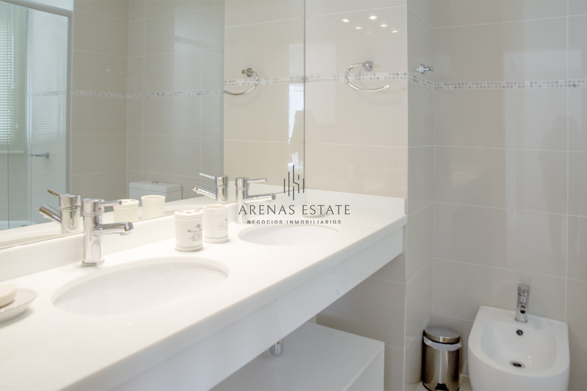 Apartamento ID.4370 - Apartamento de 3 Dormitorios en Playa Mansa en venta  - A Pasos del Mar