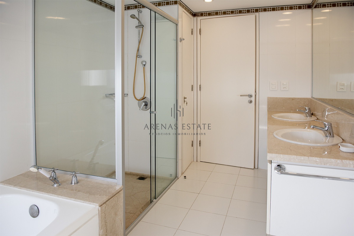 Apartamento ID.3470 - Departamento d 3 dormitoios + dependencia en venta en Playa Brava