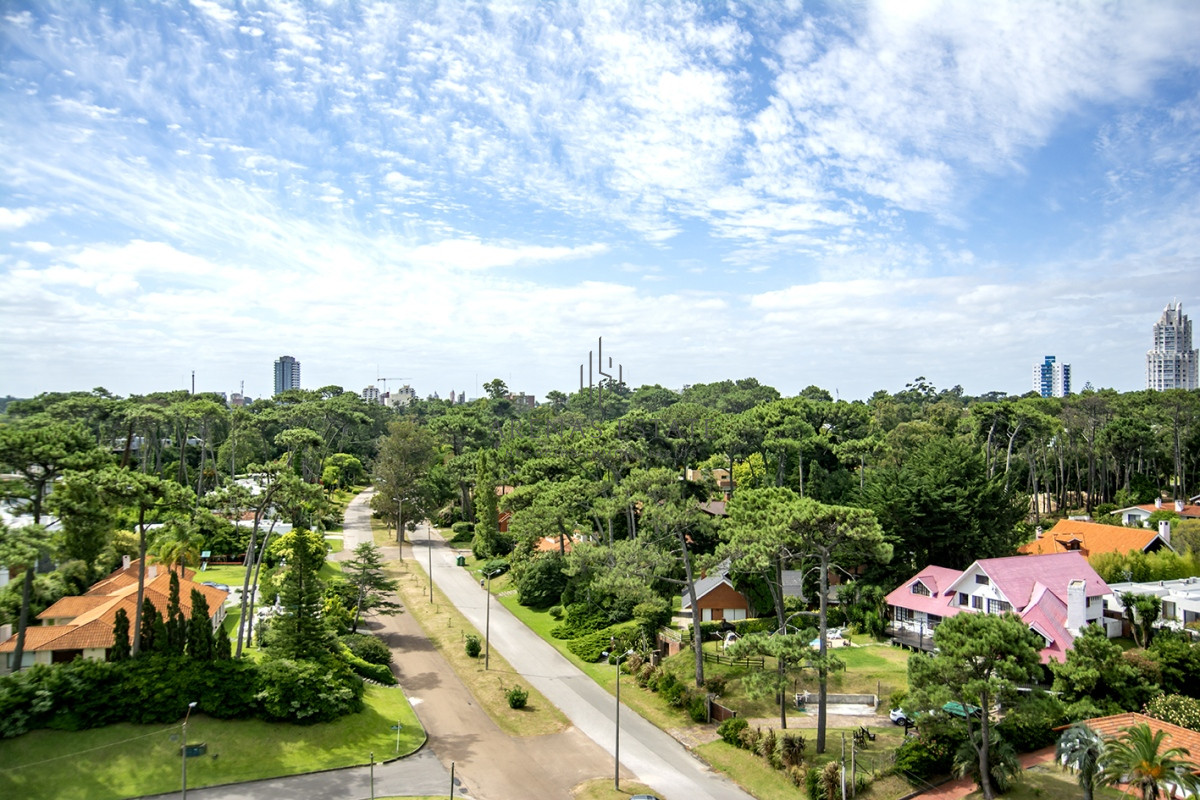 Apartamento ID.2272 - Vende apartamento de 4 dormitorios con 2 cocheras en Lincon Center, Playa Mansa, Punta del Este 