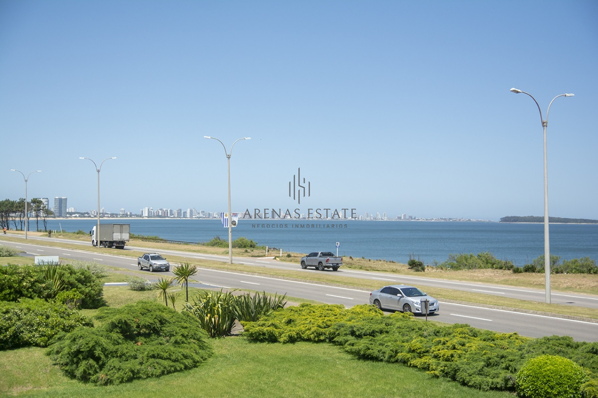 Apartamento ID.2044 - Apartamento en venta frente al mar, de 3 dormitorios en Punta del Este 